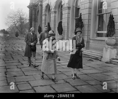 M. et Mme Henry Ford avec Lady Astor et l'honorable H W Astor sur la terrasse de Cliveden , Buckinghamshire . 14 avril 1928 Banque D'Images