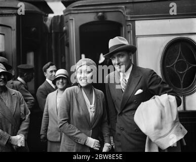 La célèbre star de l'écran arrive à Londres . Mlle Gloria Swanson , la célèbre star de l'écran , et son mari le Marquis de la falaise de la Courdaye , sont arrivés de Paris à la gare Victoria le mardi par le "Golden Arrow" express . Mlle Swanson doit faire une apparition personnelle à Londres et première mondiale de sa première photo parlante . Le intrus , qui a lieu la semaine prochaine . 3 septembre 1929 Banque D'Images