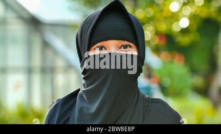 Portrait d'une jeune fille musulmane dans un hijab noir. Banque D'Images