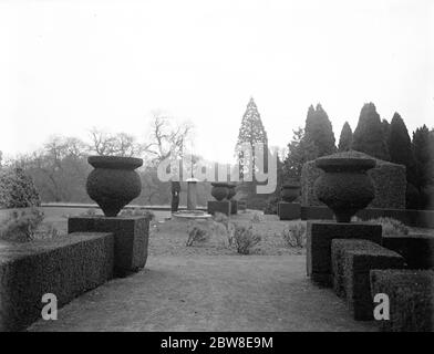 Jardins de renommée mondiale de la Maison Ashridge à ouvrir au public . Le vieux jardin et le soleil. 26 mars 1929 Banque D'Images