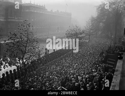 10e anniversaire de l'Armistice . Une vue générale de la scène autour du Cenotaph à Whitehall . 11 novembre 1928 Banque D'Images