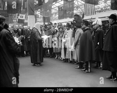 Le roi et la reine afghans arrivent en Angleterre . Le Roi et la Reine d'Afghanistan recevant une adresse de bienvenue à Douvres . 13 mars 1928 Banque D'Images