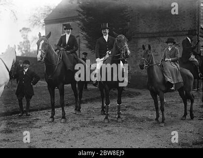 Rencontre d'ouverture de la chasse de Whaddon à Cublington , Bucks . M. et Mme A de Rothschild avec l'honorable Lavine Strutt . 1er novembre 1927 Banque D'Images