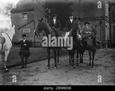 M. et Mme Antony Rothschild avec l'honorable Lavina Strutt . La fille de Lady Dalmeny au Whaddon Chase se rencontre . 1er novembre 1927 Banque D'Images