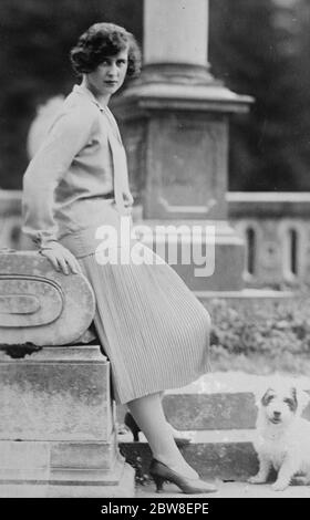 La princesse Elizabeth de Grèce lors d'une visite à sa cousine la reine Helen de Roumanie . 11 septembre 1930 Banque D'Images