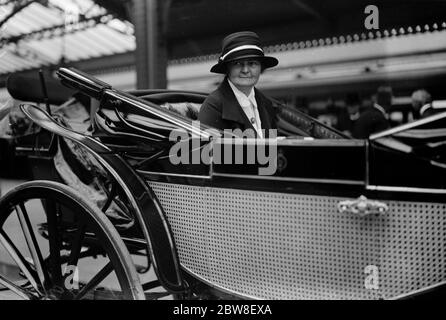 Les ministres du travail reçoivent les sceaux de bureau . Mlle Margaret Bondfield arrivée au château de Windsor dans un landau royal . 1929 Banque D'Images