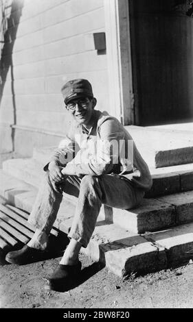 Le Prince Lennart de Suède porte des sabots pendant un intervalle en service stable . 6 octobre 1927 Banque D'Images