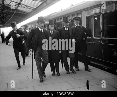 Les ministres du travail reçoivent les sceaux de bureau . M. Ramsay Macdonald , M. J R Clynes , et M. Arthur Henderson quittent la gare de Windsor . 8 juin 1929 Banque D'Images