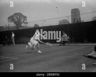 Essais de la coupe Wightman à Wimbledon . Mlle Round en jeu . 1er juin 1932 Banque D'Images