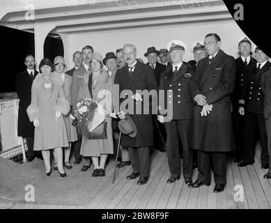 M. Ramsay MacDonald accompagné de Mlle Ishbel MacDonald a quitté Southampton samedi sur la Benengaria pour New York , pour sa mission capitale aux États-Unis , où il espère parvenir à un accord avec le Président Hoover , sur la question des réductions navales . Droit de lumière M. Ramsay MacDonald , Sir Robert Vasitart , capitaine d'état-major May , Mlle Roseberg ( secrétaire ) Mlle Ishbel MacDonald étant regardée par la foule enthousiaste lorsqu'ils sont arrivés à la station n° 3 . 27 septembre 1929 Banque D'Images