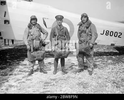 Visiteurs aériens . Les bombardiers RAF commencent une visite paisible. Les mécaniciens de la RAF qui accompagnent le parti . Il sera remarqué qu'ils sont équipés de parachutes . 20 avril 1927 Banque D'Images