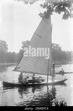 Sensations fortes de la voile au coeur de Londres . De petits yachts à voile viennent d'être installés pour ajouter aux plaisirs des Londoniens sur le lac , avec ses environs pittoresques , dans le parc Regents . 18 août 1932 Banque D'Images