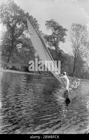 Sensations fortes de la voile au coeur de Londres . De petits yachts à voile viennent d'être installés pour ajouter aux plaisirs des Londoniens sur le lac , avec ses environs pittoresques , dans le parc Regents . Un des yachts se hissant dans une brise délicieusement bienvenue pendant la vague . 18 août 1932 Banque D'Images