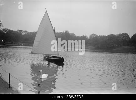 Beauté au coeur de Londres . Le lac nautique au parc Regent un nouveau sport pour les Londoniens sur le lac canoë voile . 3 juin 1932 Banque D'Images