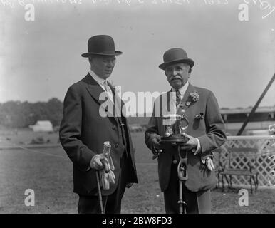 Spectacle équestre royal à Richmond . M. Romer Williams , Vice-Président du salon , présente à M. Capel Smith , Secrétaire du salon , une coupe d'or . 9 juin 1932 Banque D'Images