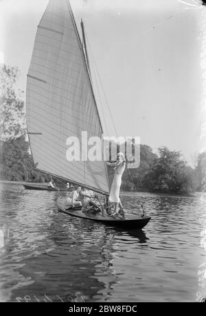 Sensations fortes de la voile au coeur de Londres . De petits yachts à voile viennent d'être installés pour ajouter aux plaisirs des Londoniens sur le lac , avec ses environs pittoresques , dans le parc Regents . Un des yachts se hissant dans une brise délicieusement bienvenue pendant la vague . 18 août 1932 Banque D'Images