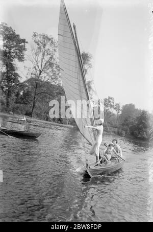 Sensations fortes de la voile au coeur de Londres . De petits yachts à voile viennent d'être installés pour ajouter aux plaisirs des Londoniens sur le lac , avec ses environs pittoresques , dans le parc Regents . Un des yachts se hissant dans une brise délicieusement bienvenue pendant la vague . 18 août 1932 Banque D'Images