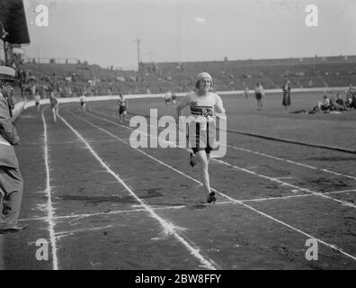 Record du monde battu par deux secondes . Mlle Halstead recevoir des félicitations après son exploit . 9 juillet 1932 Banque D'Images