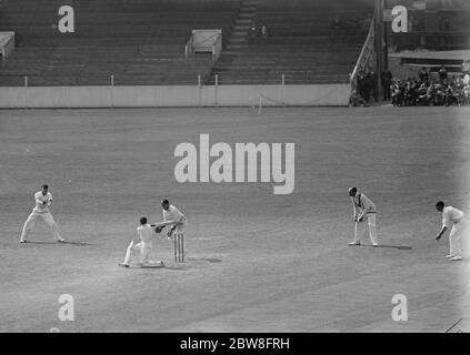 Un espoir de l'Angleterre au cricket de l'ovale de Kennington, Kennington. Eddie Paynter , le hander de gauche du Lancashire , qui est sélectionné pour le procès de test à Cardiff , mercredi le 3ème jour du championnat du comté , faisant glisser une balle lâche de Freddie Brown à la limite de jambe pendant le match de Surrey contre Lancashire à l'ovale . Paynter qui a déjà joué pour l'Angleterre devrait être sélectionné pour la prochaine tournée australienne . 19 juillet 1932 Banque D'Images