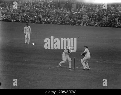 Angleterre contre Nouvelle-Zélande à l'ovale de Kennington dans le 2ème Test . Duleepsinhji met Roger Blunt à travers les slips . 29 juillet 1931 Banque D'Images