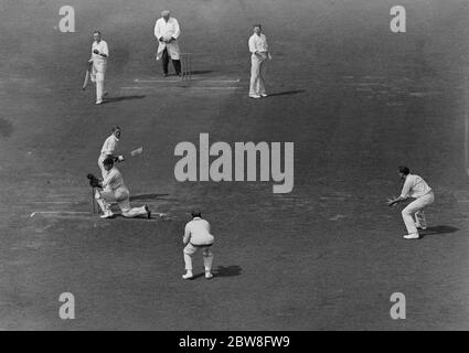 Surrey versus Leicestershire à l'ovale de Kennington , le deuxième jour d'un match de 3 jours dans le comté . Ewart ASTILL ( Leicestershire ) perplexe par une balle de Freddie Brown tandis qu'Edward Brooks fait un peu de jonglage . 27 août 1931 Banque D'Images