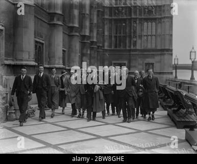 L'équipe de football de la ville de Norwich visite les chambres du Parlement avec le député . M. Geoffrey Shakespeare avec l'équipe sur la terrasse . 29 avril 1932 Banque D'Images