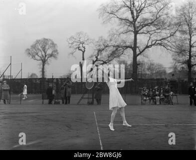 Essais de tennis de la coupe Wightman pour dames à Wimbledon . Mlle Eileen Bennett en jeu dans les doubles . 8 avril 1930 Banque D'Images