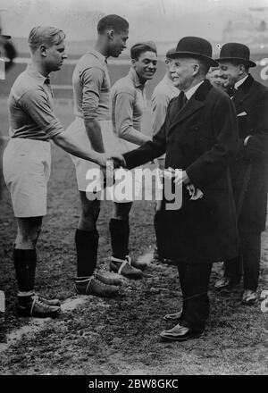 Match de football français contre armée britannique . Lord Tyrrell , l'ambassadeur britannique à Paris , se met entre les mains des hommes de l'équipe de l'Armée française , avant leur match contre l'Armée britannique au stade Buffalo . 4 mars 1932 Banque D'Images