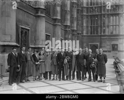 L'équipe de football de la ville de Norwich visite les chambres du Parlement avec le député . M. Geoffrey Shakespeare MP avec l'équipe examine certains travaux en cours de réparation . 29 avril 1932 Banque D'Images