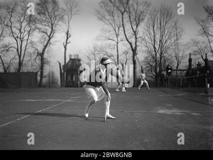 Semi vif - finale lutte de tennis . Un des matchs exceptionnels du tournoi Hard court Club de la Reine ( Forest Hill ) a été le match semi - final sur le court en chef entre Miss Eileen Bennett et Miss Hemmant . Mlle Eileen Bennett en jeu . 21 mars 1930 Banque D'Images