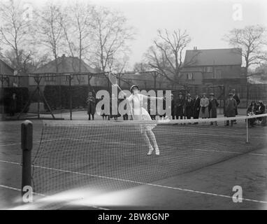 Essais de tennis de la coupe Wightman pour dames à Wimbledon . Mlle Eileen Bennett ( Mme Fearnley - Whittingstall ) en jeu contre Mlle Joan Ridley . 8 avril 1930 Banque D'Images