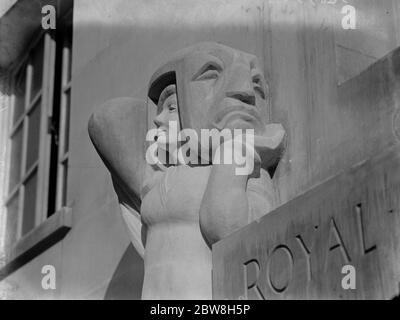 La dernière architecture de Londres . Le dernier travail de M. Alan Durst dans deux figures de pierre sculptées de Portland sur la porte de la R A of Dramatic Art à Gower Street . Comédie 12 novembre 1931 Banque D'Images