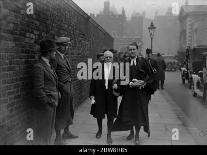 Le roi tient un lévee au Palais Saint-James . Le docteur St Lawrence Finny et le révérend G N Prichard départ . 24 mars 1931 Banque D'Images