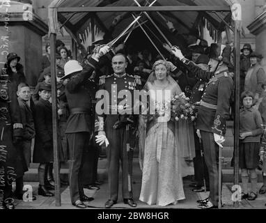 Le mariage du commandant du Lt AFC Laylard , RN , et de Mlle Joan Binning à Brompton Oratoire . La mariée et le marié . 3 décembre 1932 Banque D'Images