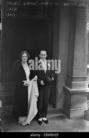 Le mariage entre Lord Acton et l'honorable Daphne Strutt , au bureau d'inscription de Chelsea . 25 novembre 1931 Banque D'Images