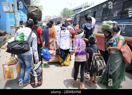 Prayagraj, Inde. 29 mai 2020. Les migrants de Surat sont arrivés par un train spécial à bord d'autobus pour arriver dans leurs villages indigènes pendant le confinement en cours de la COVID-19, à Prayagraj, en Inde, le vendredi 29 mai 2020. (Photo de Prabhat Kumar Verma/Pacific Press/Sipa USA) crédit: SIPA USA/Alay Live News Banque D'Images