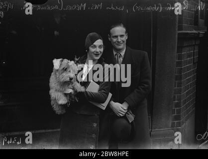 Des chanteurs de radiodiffusion bien connus weds . Le mariage entre M. Valerian Rosing , bien connu sous le nom de Val Rosing, chanteur du BBC Dance Band de Henry Hall , et Mme Meriel Carrington a eu lieu au bureau du registre des rangées du Prince . La mariée et le marié , partant . 12 avril 1932 Banque D'Images