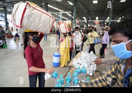 Prayagraj, Inde. 29 mai 2020. Les migrants de Surat sont arrivés par un train spécial à la jonction de Prayagraj, lors du confinement en cours de la COVID-19, à Prayagraj, en Inde, le vendredi 29 mai 2020. (Photo de Prabhat Kumar Verma/Pacific Press/Sipa USA) crédit: SIPA USA/Alay Live News Banque D'Images