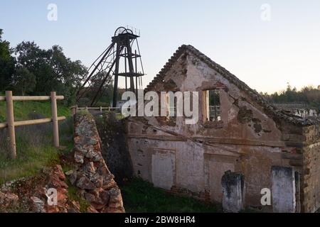 Ruine abandonnée bâtiments de mine paysage rouge à Mina de Sao Domingos, Portugal Banque D'Images