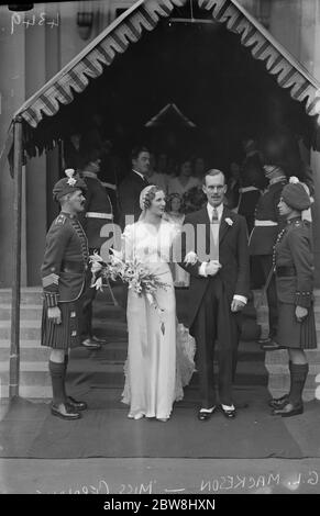 Mariage à la Chapelle militaire royale . Le mariage de M. G L Mackeson , et de Mlle Geraldine Sandbach . La mariée et l'époux partant avec la garde d'honneur des gardes et des cornemuseurs irlandais . 5 octobre 1932 Banque D'Images