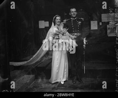 Mariage du commandant naval . Le mariage entre le commandant de la Lt C W Sabine , la Marine royale , et Miss Beryl Hone , à St Mary Abbé , Kensington . Mariée et marié . 14 octobre 1933 Banque D'Images