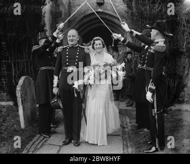 Mariage de pays du commandant naval . Le mariage du chirurgien Lt COM Gilbert Kirker , de la Marine royale et de Miss Enid Narburgh , à l'église Saint-Pater , Slinfold , Horsham , 16 décembre 1933 Banque D'Images