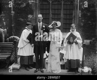 Mariage de la société à la Chapelle Savoy . Le mariage entre M. Frederick William Vernon Wentworth , le plus jeune fils du capitaine Fred Chas Vernon Wentworth , de la Marine royale , a été marié à Mlle Doris Mary Turner à la Chapelle de Savoie . 10 juin 1933 Banque D'Images