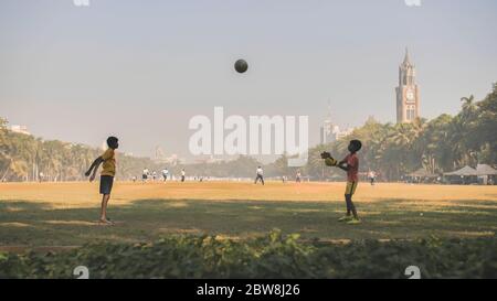 Mumbai, Inde - 17 décembre 2018 : les enfants se jettent le ballon à Oval Maidan à Mumbai. Inde. Banque D'Images