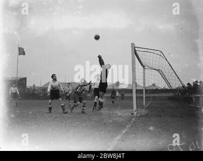 Dartford contre Bromley - coupe Kent Senior - le gardien de but de Bromley E. Wingfield poinçons clair. - 06/02/35 1935 Banque D'Images