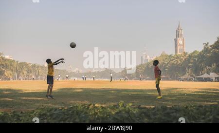 Mumbai, Inde - 17 décembre 2018 : les enfants se jettent le ballon à Oval Maidan à Mumbai. Inde. Banque D'Images