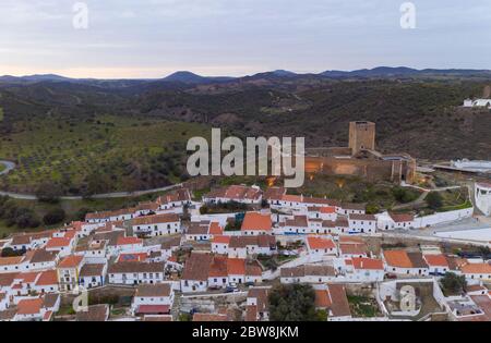 Vue aérienne de Mertola drone de la ville et du paysage avec la rivière Guadiana et le château historique médiéval au sommet de l'Alentejo, Portugal Banque D'Images