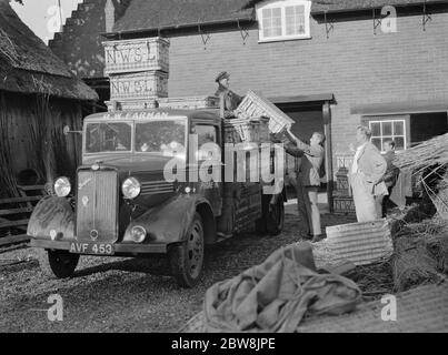 Bedford van , R W Farman . 19 août 1937 le patching de roseau à Norfolk. M. R. W. Farman, de North Walsham, le dernier représentant de travail d'une ancienne famille de thatching de roseaux de Norfolk. Banque D'Images