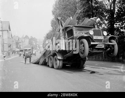 Un camion se déverse en arrière , en renversant sa charge à Sevenoaks , Kent . 1935 . Banque D'Images