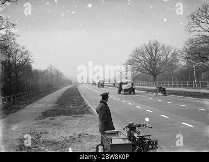 Un patrouilleur AA regardant la circulation sur le nouveau Sidcup by - Pass . 1935 . Banque D'Images